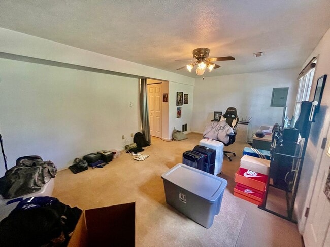Building Photo - Charming and Spacious 3-Bedroom Home for R...