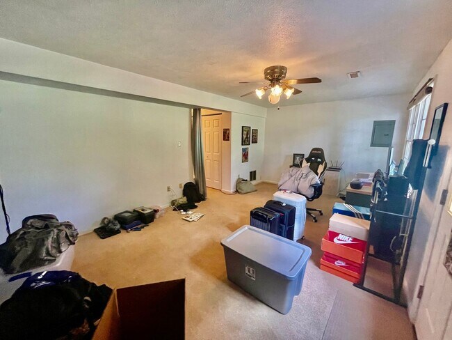 Building Photo - Charming and Spacious 3-Bedroom Home for Rent in Coraopolis