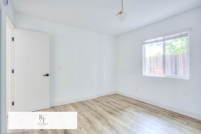 Building Photo - Bright 2BD Back House in Temple City Unified School District – Washer/Dryer Included. Separate En...