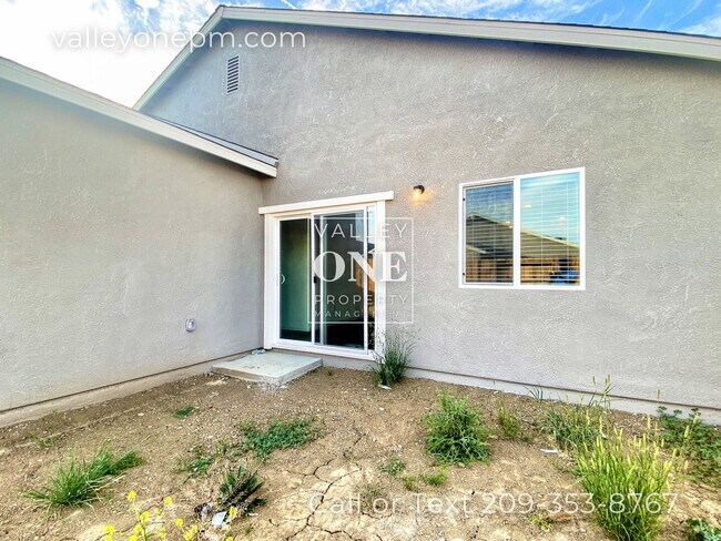 Building Photo - COMING SOON! 4 bedroom, 3 bath, pet-friendly NEWER HOME with Solar