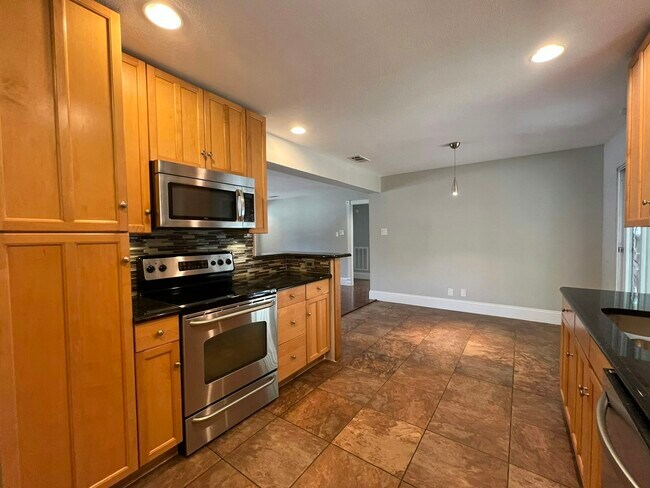 Building Photo - 1313 Casa Vale Dr