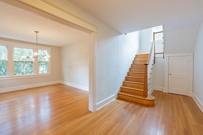 Building Photo - 4BR 3.5 BA Chevy Chase Gem is Move-in Read...
