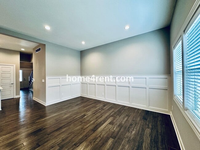 Building Photo - Stunning, Maintenance Free Townhome in Desoto w/ an Elegant Kitchen and Wood Floors Throughout!