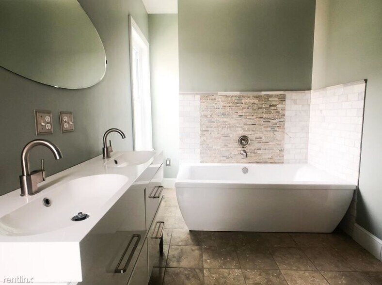 Bathroom - 2911 Poplar St