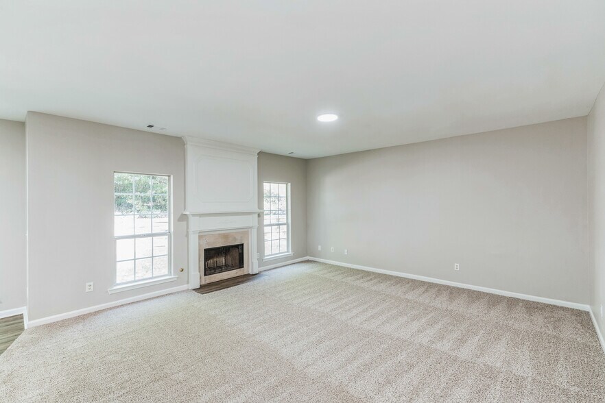 Building Photo - 2453 Lakebrooke Dr