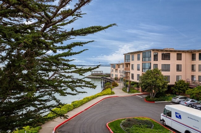 Building Photo - Designer Living in Waterfront Furnished Condo