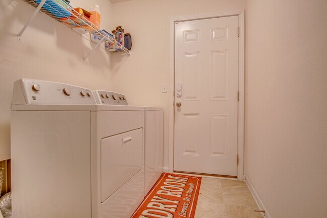 Building Photo - Charming 3-Bedroom Home in Central Pensacola with Open Layout and Fenced Yard