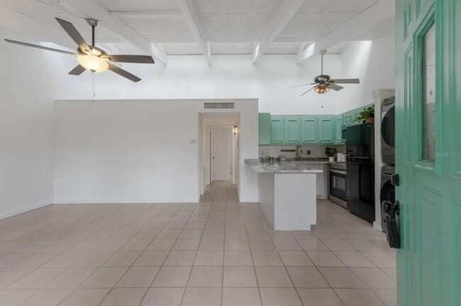 Building Photo - Annual UNfurnished renovated 2/1 condo dow...