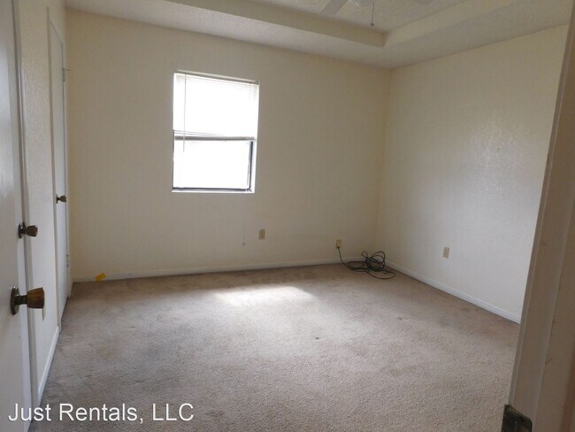 Building Photo - 306 North Dr
