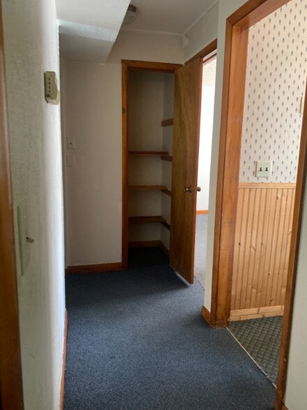 Building Photo - 102 Oakwood St