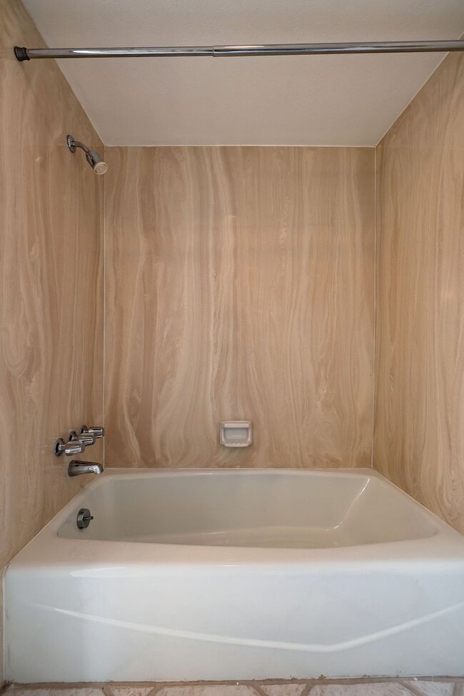 Building Photo - East-2 bedroom/ 2 bathroom townhome