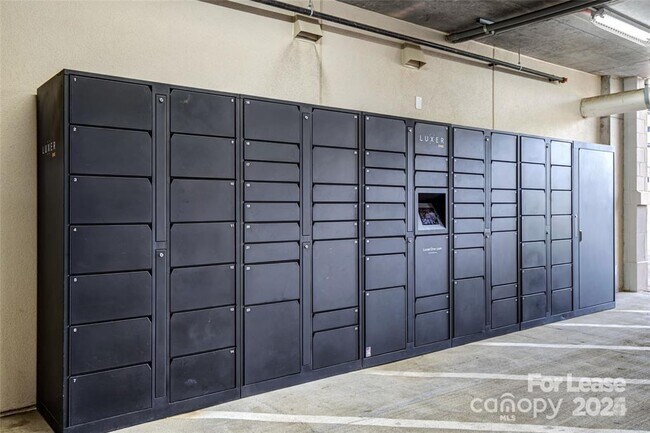 Building Photo - 905 Kenilworth Ave