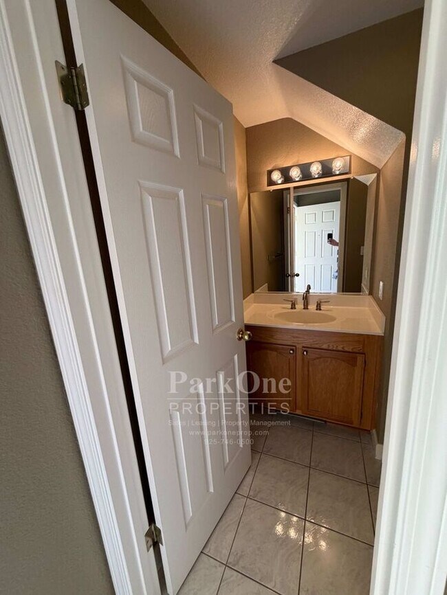 Building Photo - Updated Townhouse in Clayton Available for Lease now!