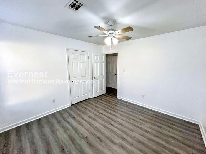 Building Photo - 437 Annie St