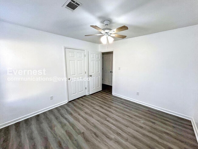 Building Photo - 437 Annie St