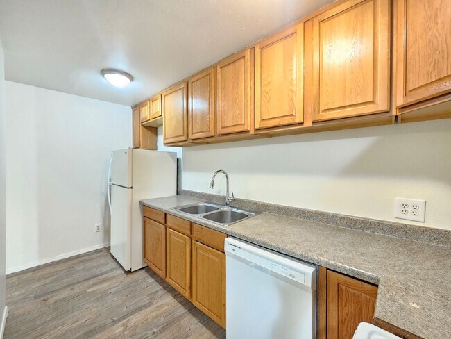 Building Photo - 828 E 11th Ave