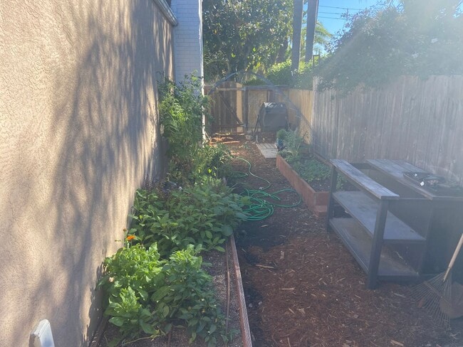 Building Photo - Beautiful, Updated 3 Bed/2 Bath in Highly Desired San Carlos!