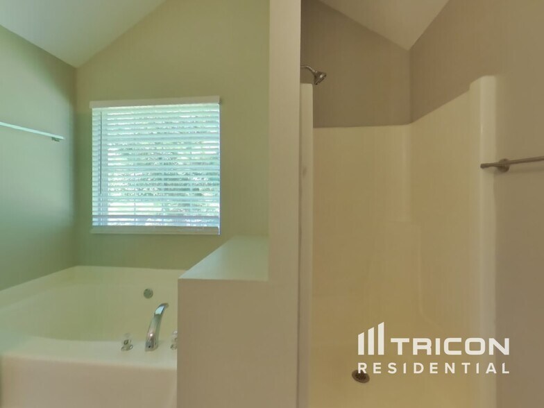 Building Photo - 460 Arthurs Ln