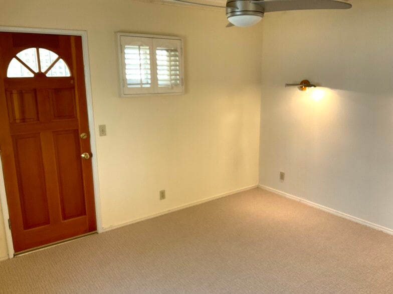 bedroom - 5261 Cahuenga Blvd