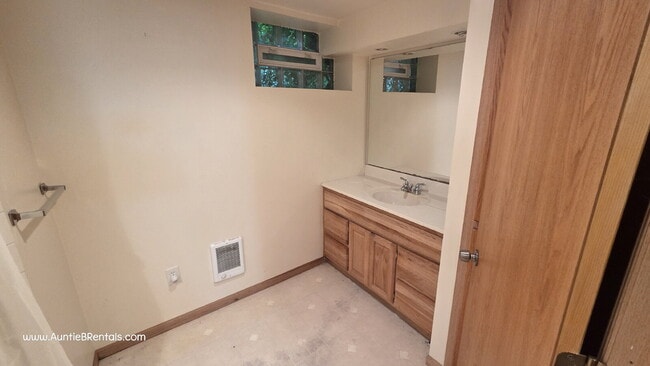 Building Photo - Spacious 3 Bed Duplex with Office + Bonus ...