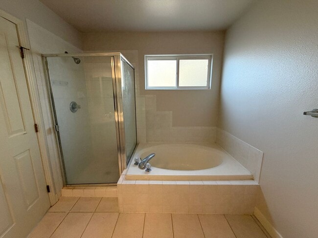 Building Photo - Premier Location!