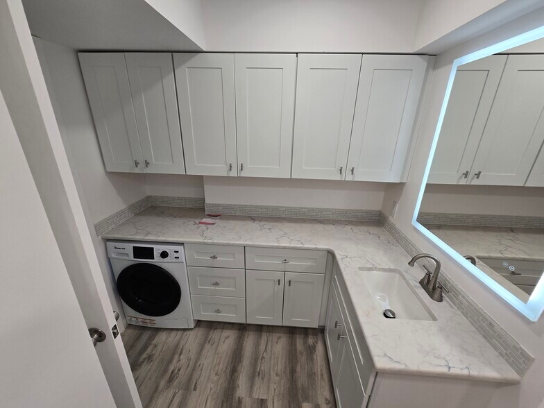 Building Photo - 10215 Regal Dr