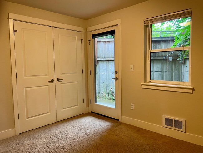 Building Photo - Light and Bright Greenwood Townhouse