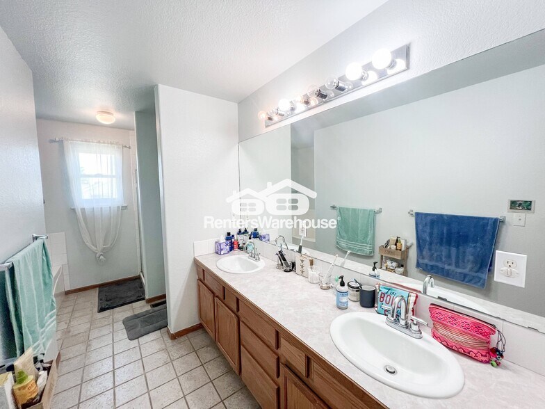 Building Photo - 4392 Deephaven Ct