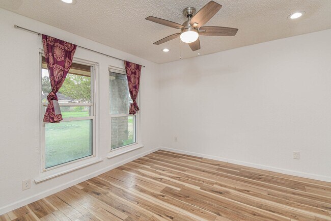 Building Photo - 12054 Plumpoint Dr