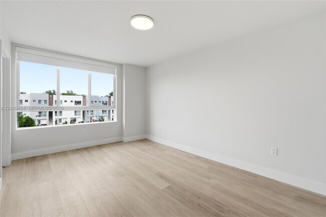 Building Photo - 2505 NE 193rd St