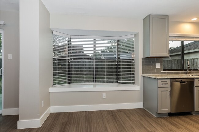 Building Photo - 15518 4 Leaf Dr