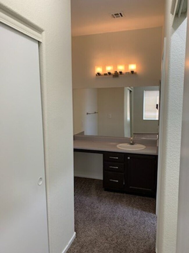 Building Photo - Amazing 2 bedroom Home- NW