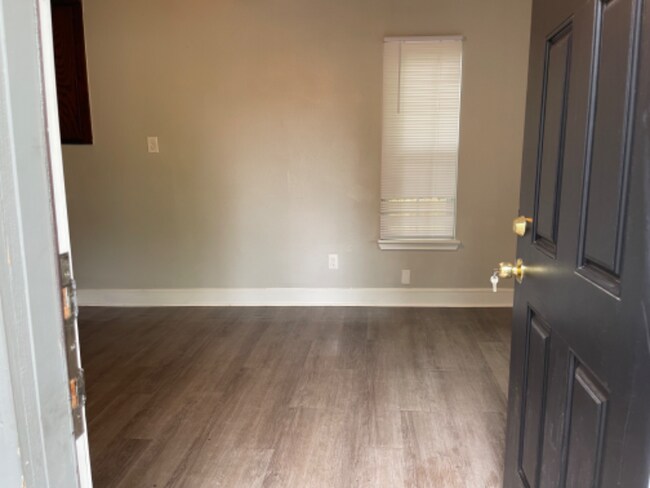 Building Photo - 213 Munson St