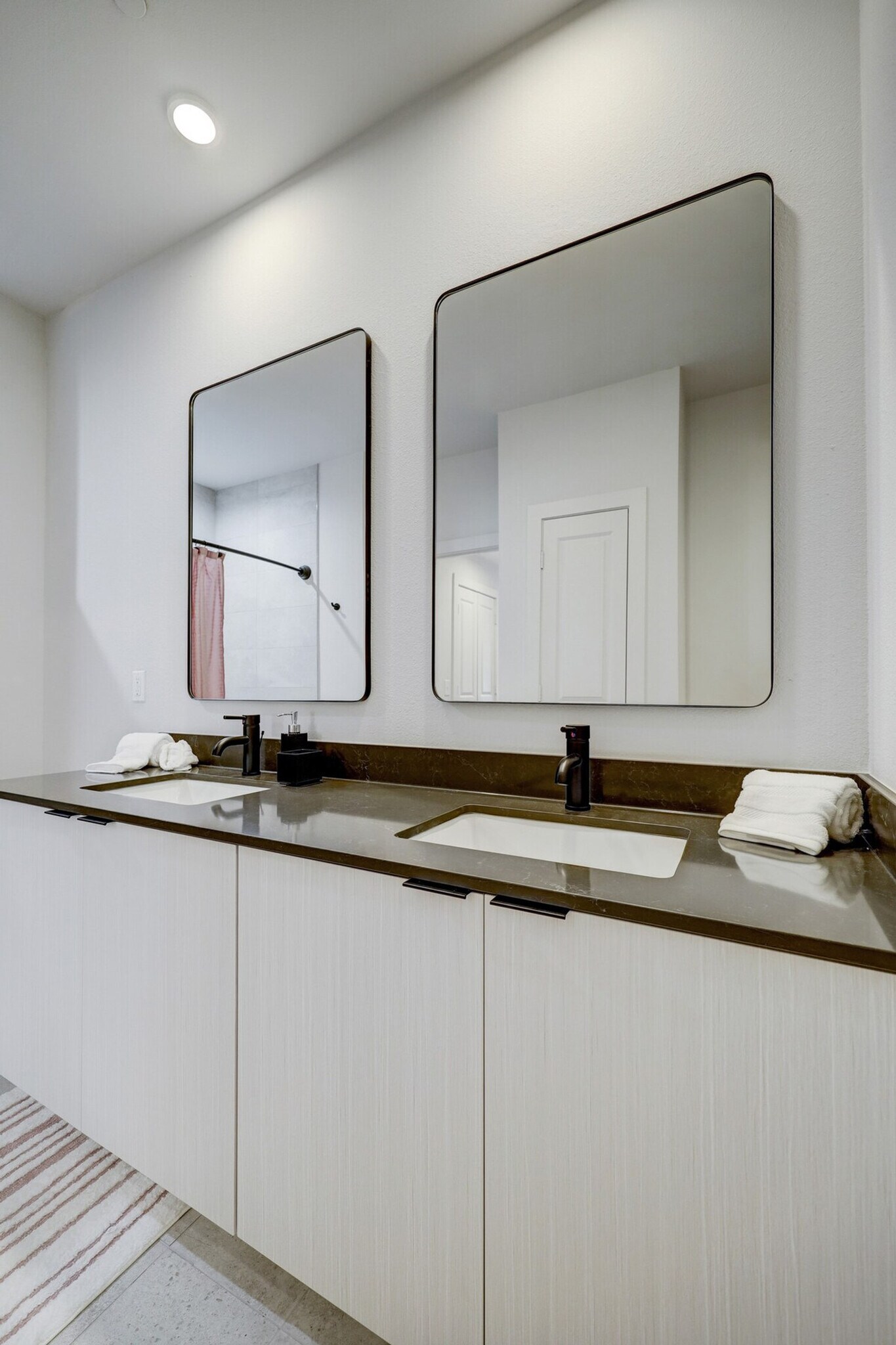 Building Photo - 2137 Pelham Dr