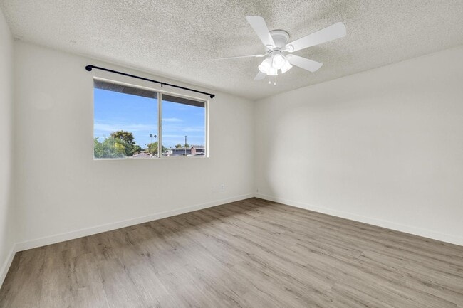 Building Photo - 6 Bedroom! 4 1/2 BATHS!  ASU! Diving Pool! Less than 1 mile to campus