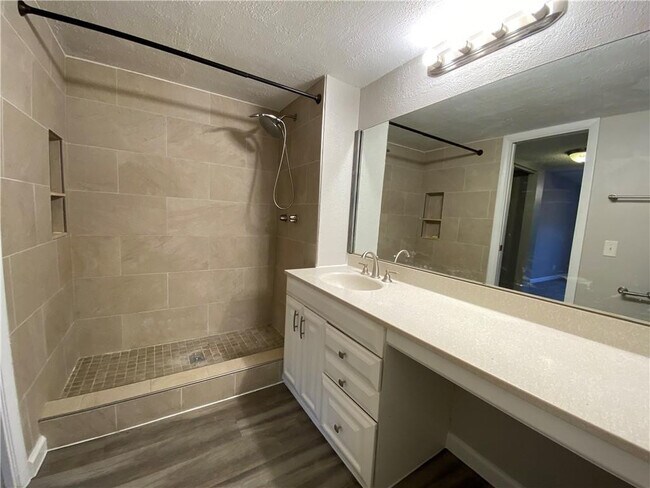 Building Photo - 2967 Riverside Dr