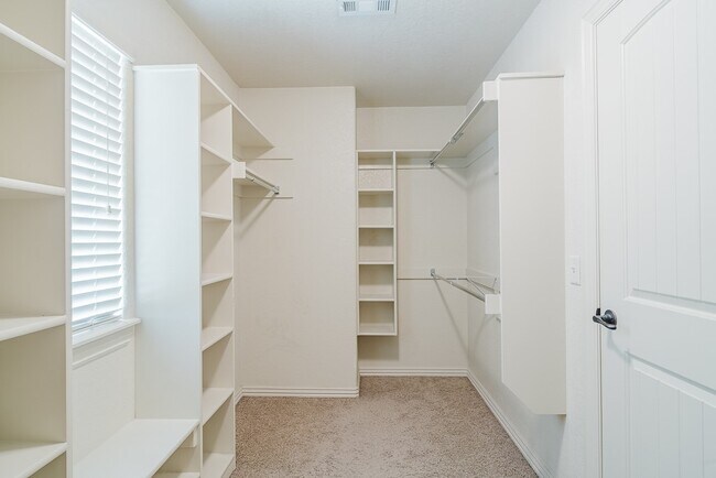 Building Photo - 602 SW Barn Valley Rd