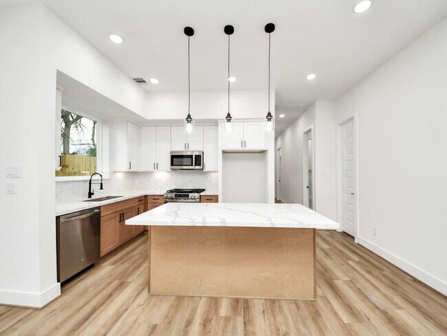 Building Photo - 3915 Tuam St