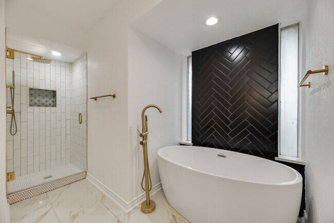 Building Photo - Spacious updated East Dallas home with open layout, flex suite, and easy access to White Rock Lake