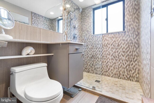 Building Photo - 1593 N Colonial Terrace