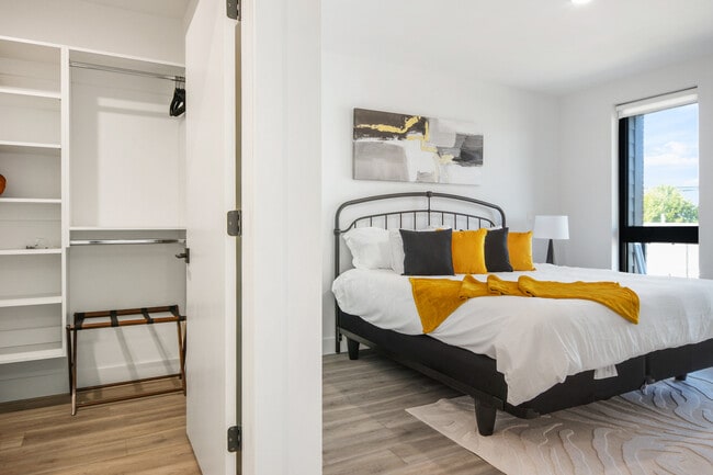 Building Photo - 117 W 2nd St