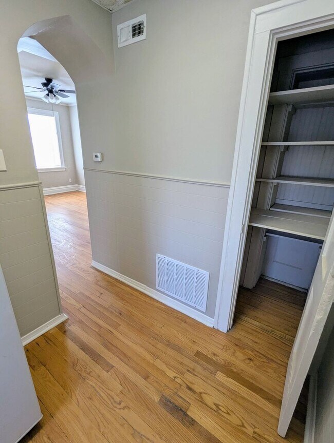 Building Photo - Move-In Special! Freshly Updated Southampt...