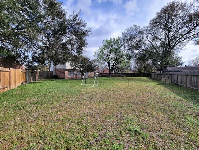 Building Photo - Welcome home to a bright & spacious retreat in sought-after Steeplechase where comfort, function ...