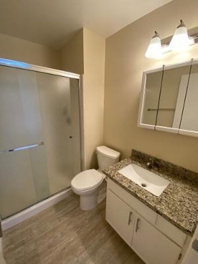 Building Photo - Large 2 Bed 2 Bath Apartment In Downtown L...