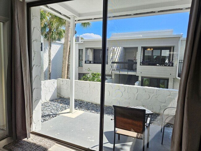 Building Photo - Seasonal Short-term 2 Bedroom 2 Bathroom Condo located on Venice Island with beach access!