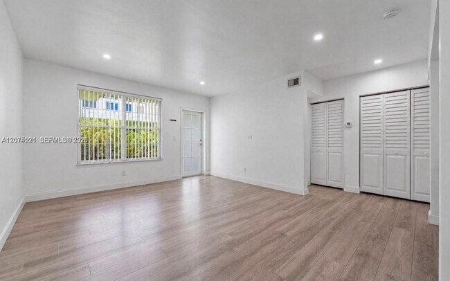 Building Photo - 8550 Byron Ave