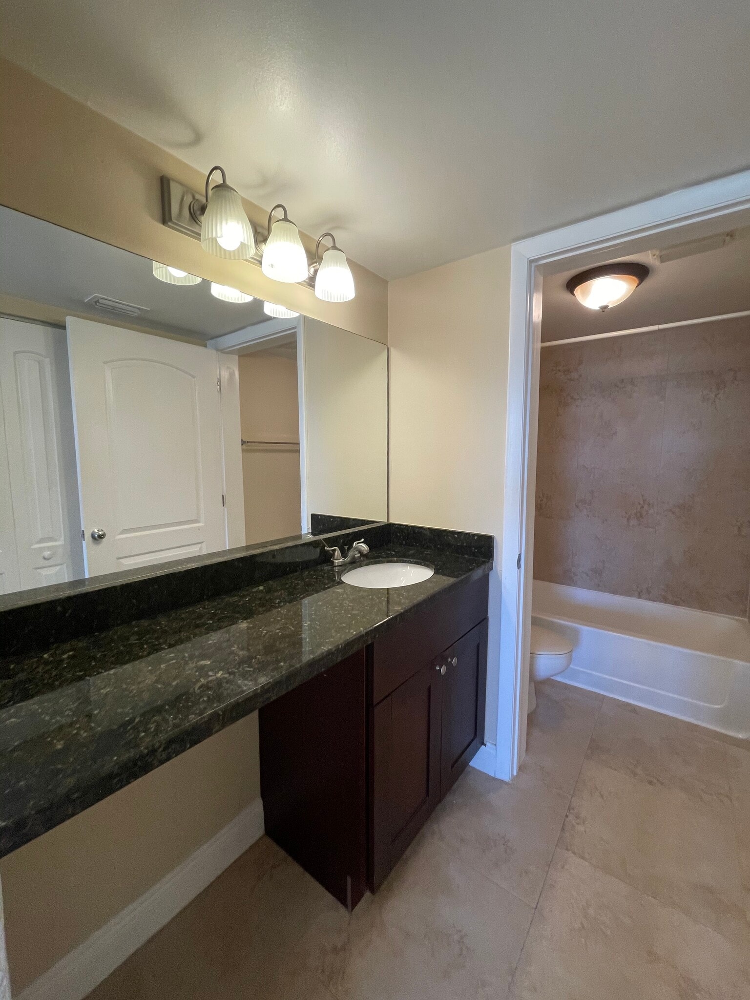 Building Photo - 2810 N Oakland Forest Dr