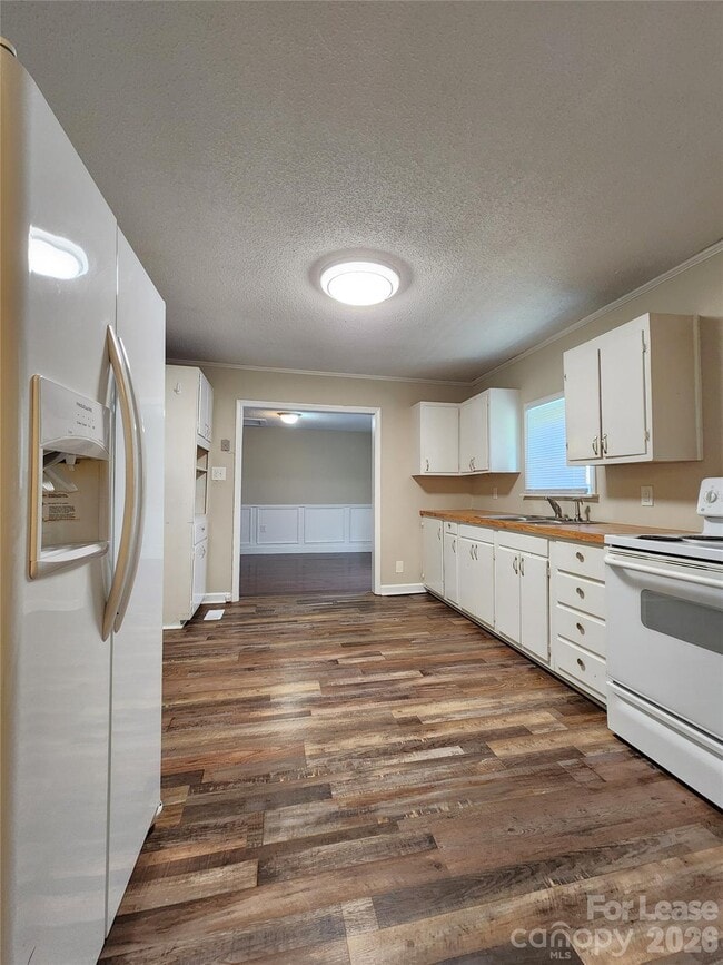 Building Photo - 121 Willow Ln NW