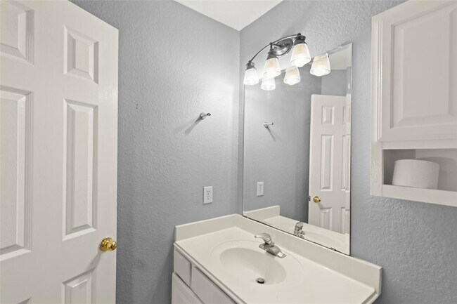 Building Photo - 4427 Village View Dr