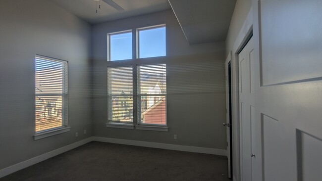 East bedroom - 315 E Oak Hollow Dr